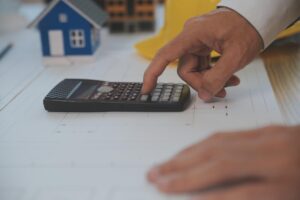 Koncepcja budowy i konstrukcji spotkania inżyniera lub architekta w celu współpracy projektowej z partnerem i narzędziami inżynierskimi w zakresie budowy modelu i planu w umowie dotyczącej miejsca pracy dla obu firm