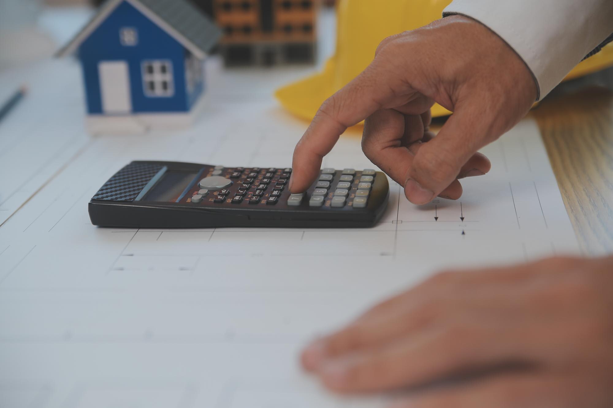 Koncepcja budowy i konstrukcji spotkania inżyniera lub architekta w celu współpracy projektowej z partnerem i narzędziami inżynierskimi w zakresie budowy modelu i planu w umowie dotyczącej miejsca pracy dla obu firm