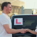 Instruktor i szczęśliwy człowiek z prawem jazdy na świeżym powietrzu Egzamin na kursach kierowców i koncepcja ludzi