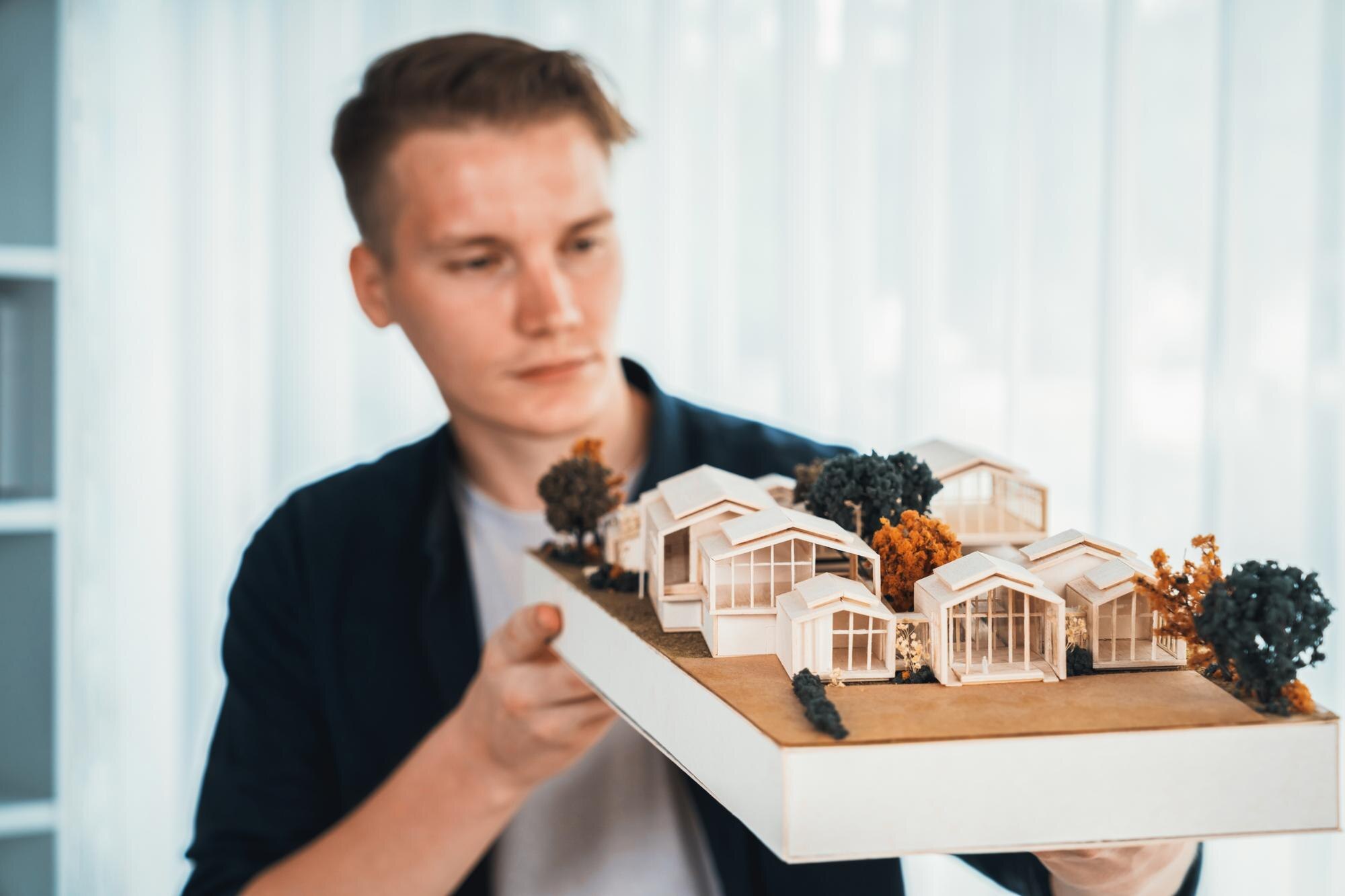 Architekt-projektant studiuje elegancję, trzymając model domu, przeglądając projekt struktury w celu poprawy z planem budowy na stole Kreatywność i innowacyjność w projektowaniu architektonicznym Iteracja