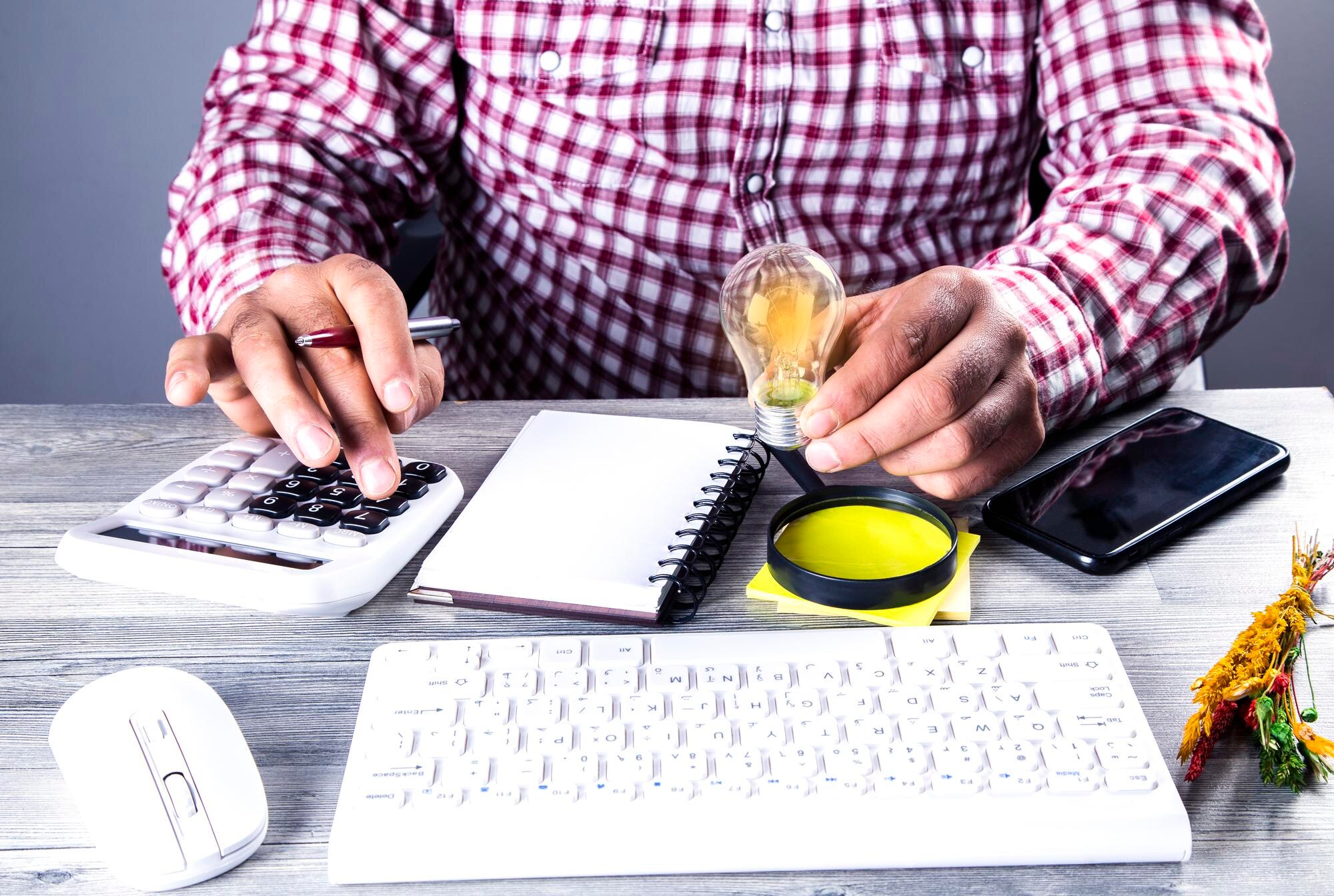 Biznesowy komputer stacjonarny z płaskim tabletem laptopa