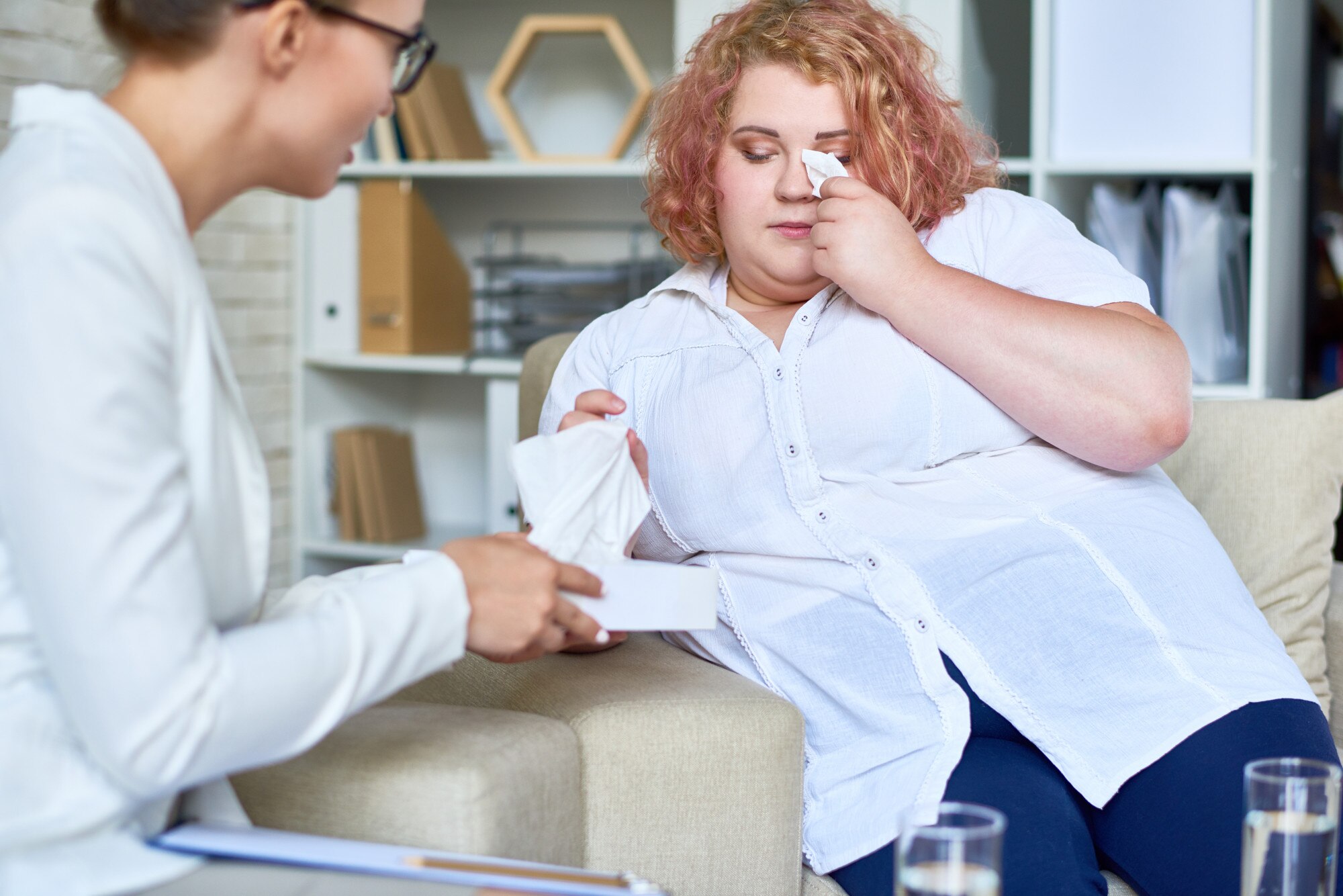 Otyła młoda kobieta omawiająca problemy psychiczne z psychiatrą