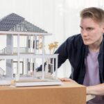 Projektant architektoniczny przeglądający model ramy domu bez ściany brainstorming projekt wnętrz i pomysł ulepszeń w rzeczywistej skali domu Profesjonalny i kreatywny w projektowaniu architektonicznym Iteracja