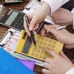 Biznesowy mężczyzna pracuje z biznesowymi dokumentami w biurze.