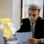 Kobieta profesjonalna audytorka sprawdza wykres zysku netto korporacji biznesowej w biurze bizneswoman