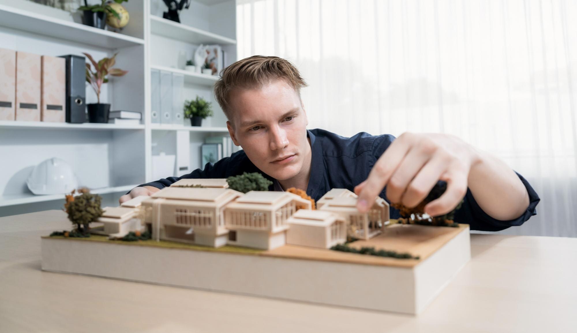Architekt studiuje model eleganckiego domu, przegląda projekt struktury w celu poprawy z planem budowy na stole Kreatywność i innowacyjność w projektowaniu architektonicznym Iteracja