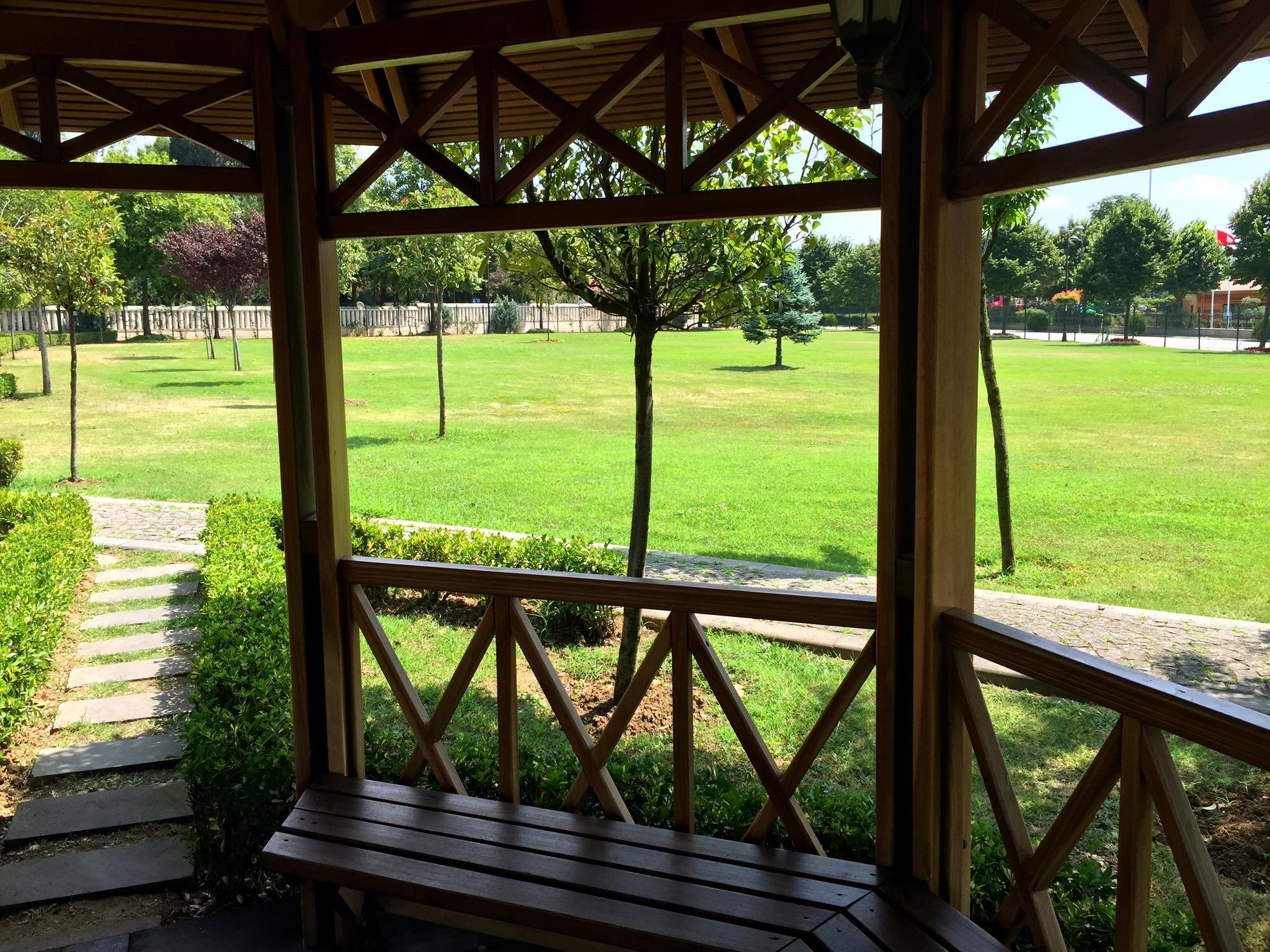 Widok na park z altany