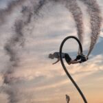 Niski kąt widoku człowieka flyboarding przeciwko niebu