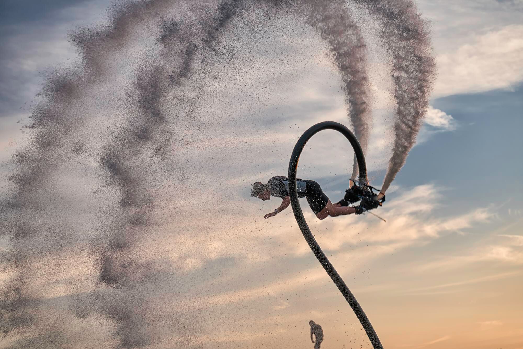 Niski kąt widoku człowieka flyboarding przeciwko niebu