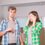 Portret młodej pary stojącej przy ścianie