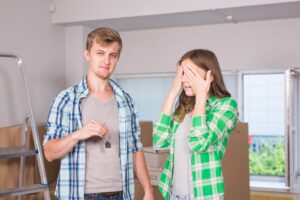 Portret młodej pary stojącej przy ścianie