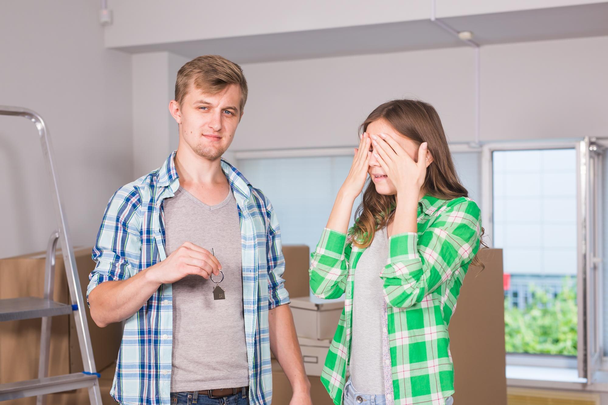 Portret młodej pary stojącej przy ścianie