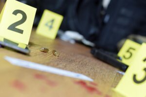 Zbliżenie tekstu na stole