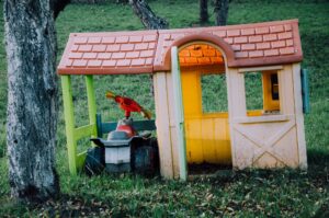 Mokra czerwona trawa w porze deszczowej