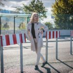 Młoda kobieta stojąca na ulicy w mieście
